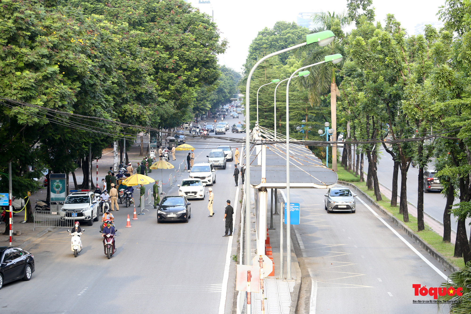 Công an thành phố Hà Nội triển khai thêm 6 tổ công tác cơ động nhằm tăng cường việc kiểm tra, xử lý nghiêm vi phạm giãn cách xã hội. Ảnh: Nam Nguyễn